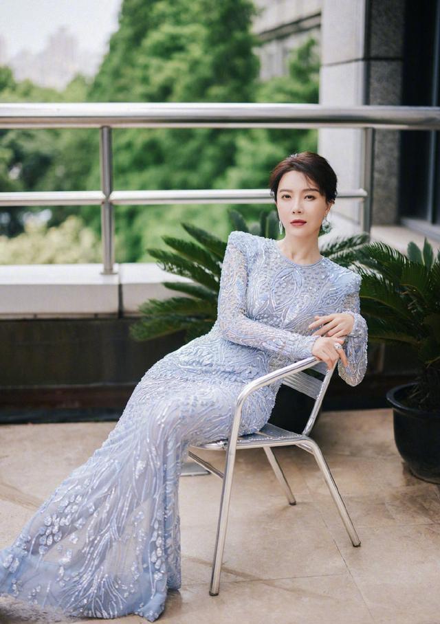 懒美人时尚|陈数对自己的身材很自信，宽松长裙穿出紧身感，曲线玲珑很是迷人