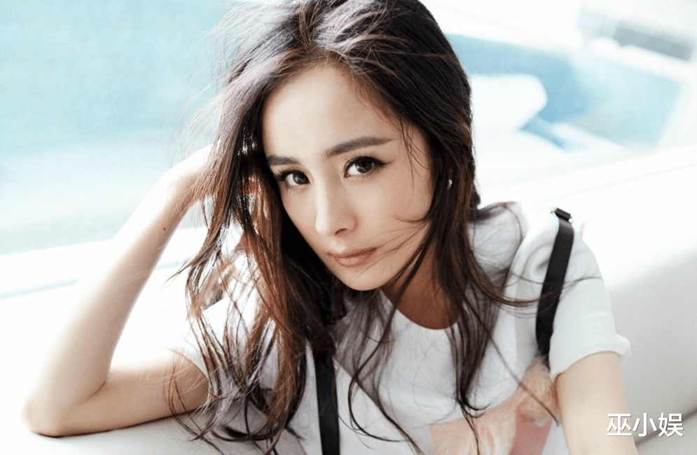 杨幂|杨幂最新生图曝光,弯腰驼背似大妈?身材走样小短腿太显眼