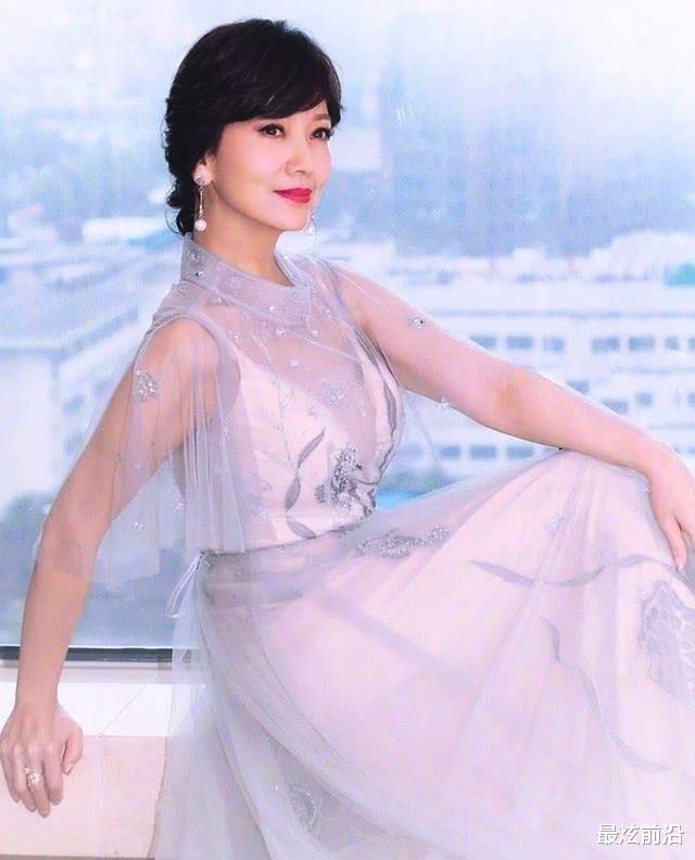 赵雅芝|赵雅芝可不服老！一袭轻薄透视纱裙清新优雅，66岁看起来就像26岁