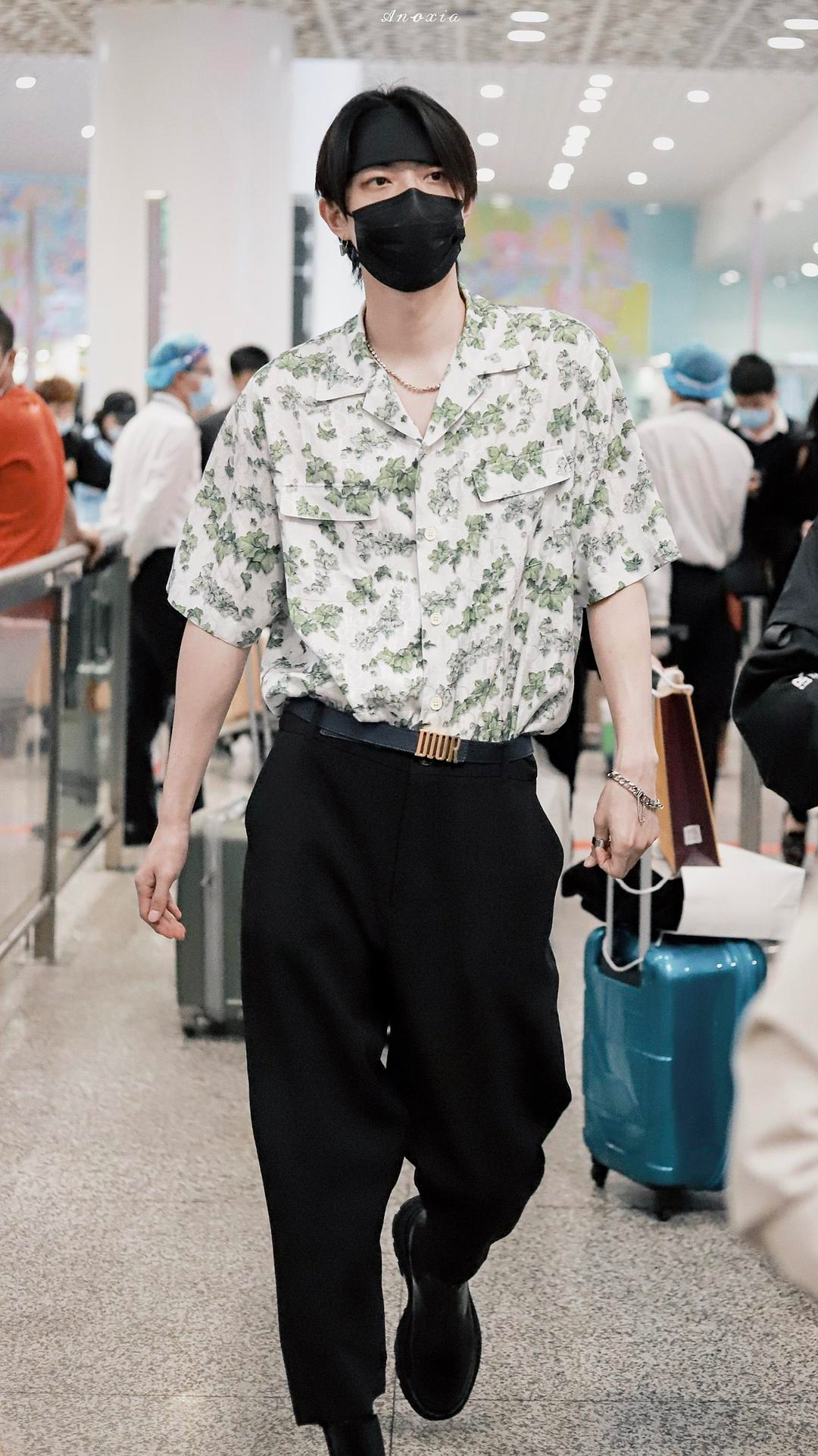 明星|男明星最新机场照，张哲瀚龚俊行动力极强，赖冠霖直接换成了拖鞋