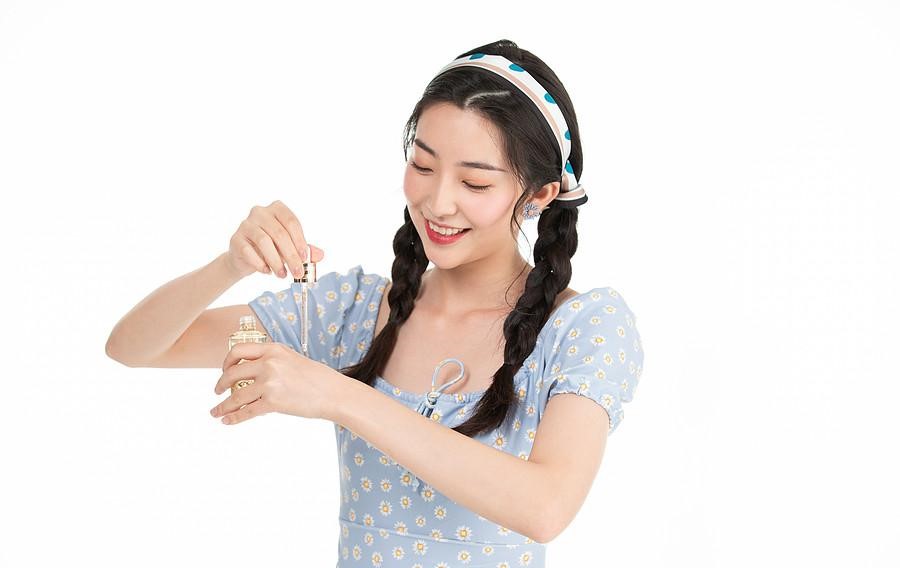 曜眼的风|精华液是什么,它有什么作用?