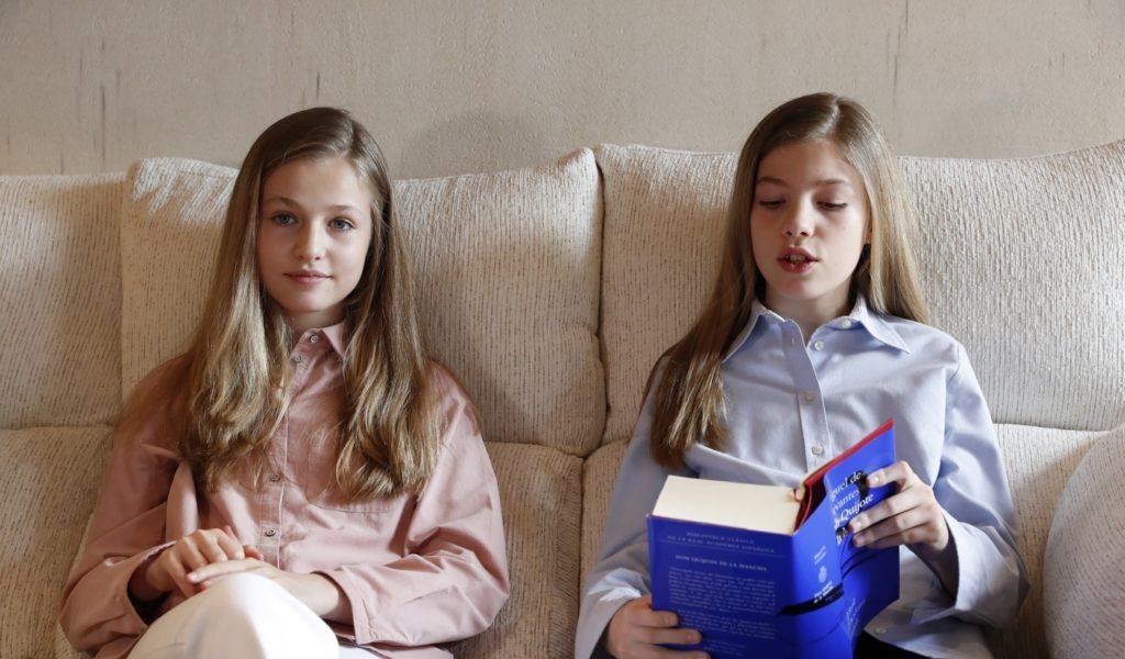 当年的明月|莱昂诺尔姐妹俩有双人活动了，曾经两人一起演讲时，很从容淡定