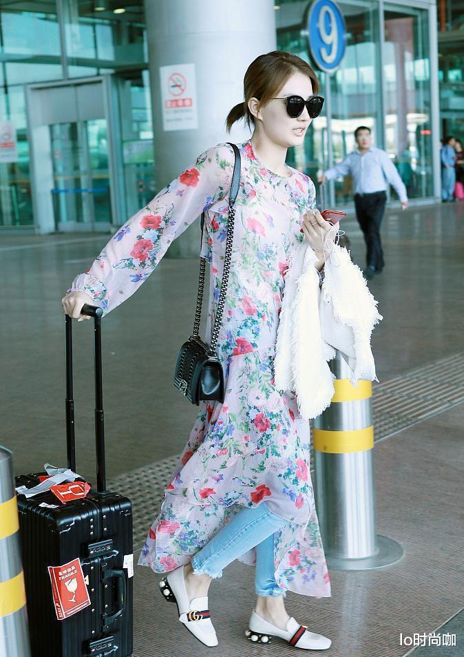 lo时尚咖|徐璐穿“奶奶印花裙”都有时尚范，搭配复古T恤又酷又飒，挺显瘦