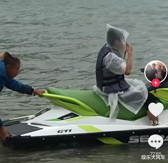 |孙海洋带孙卓骑摩托艇，塑料袋套头太滑稽，父子2人终于敞开心扉