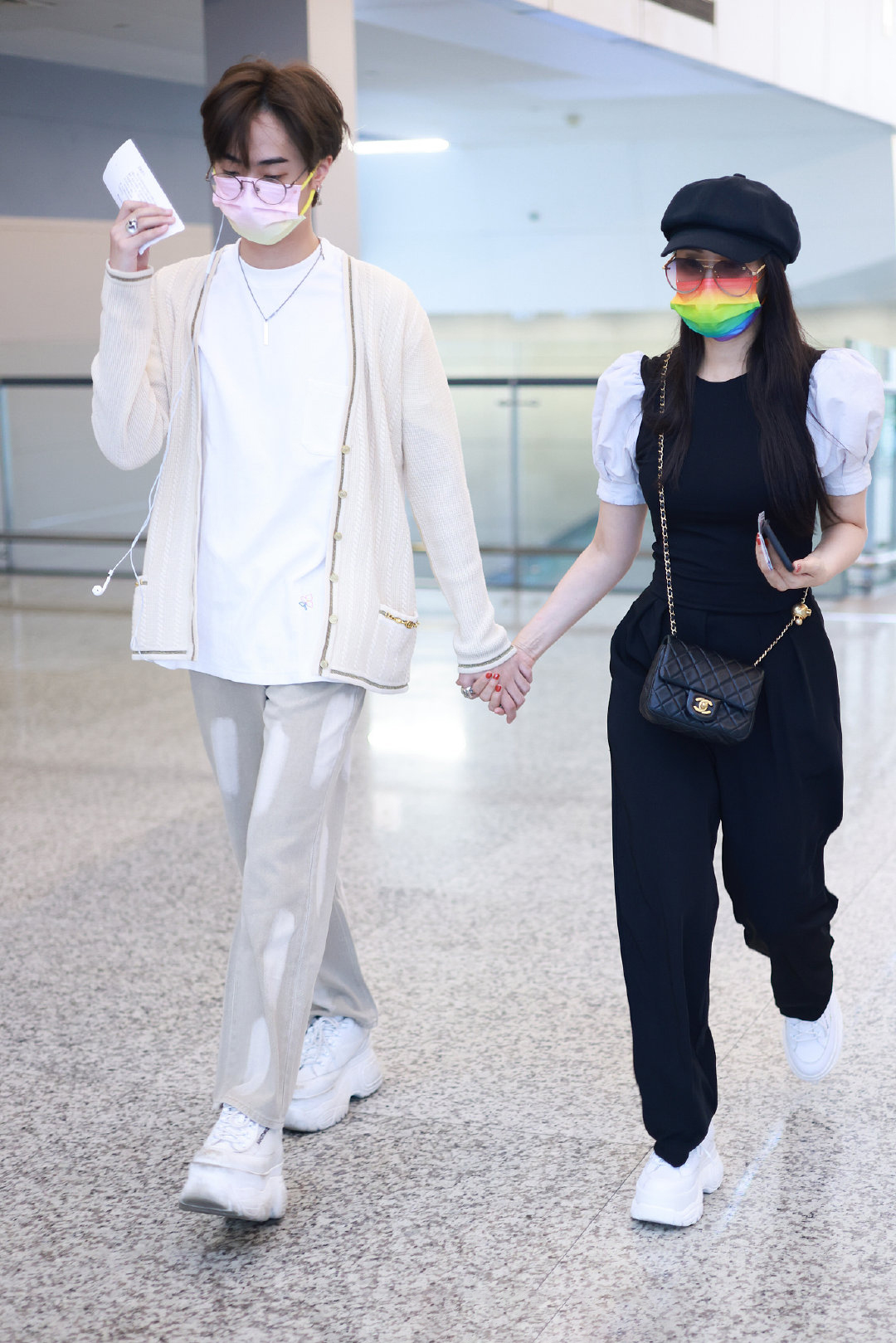 张译|伊能静和儿子现身机场被冷落，恩利出道6天收获大批粉丝追捧