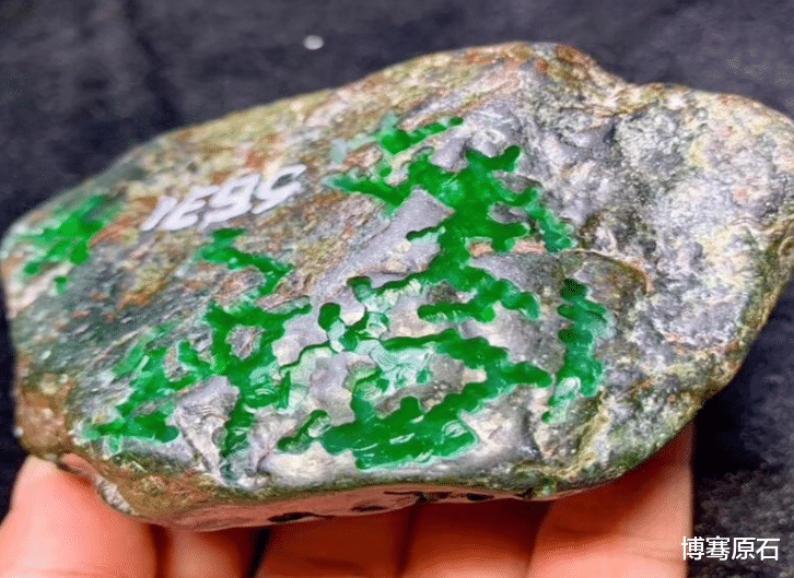 翡翠手镯|35岁女老板人美胆大，45万的“猛料”直接切出了一卡车翡翠手镯！