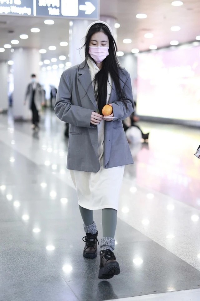 大表姐的时尚圈 张碧晨“乱穿”也时髦，用西装混搭卫衣裙，原来这样穿效果这么好