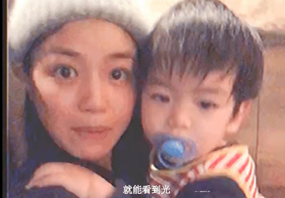 陈妍希|陈妍希首次晒出儿子正脸照！穿马甲像陈晓翻版星星眼好绝，帅翻天