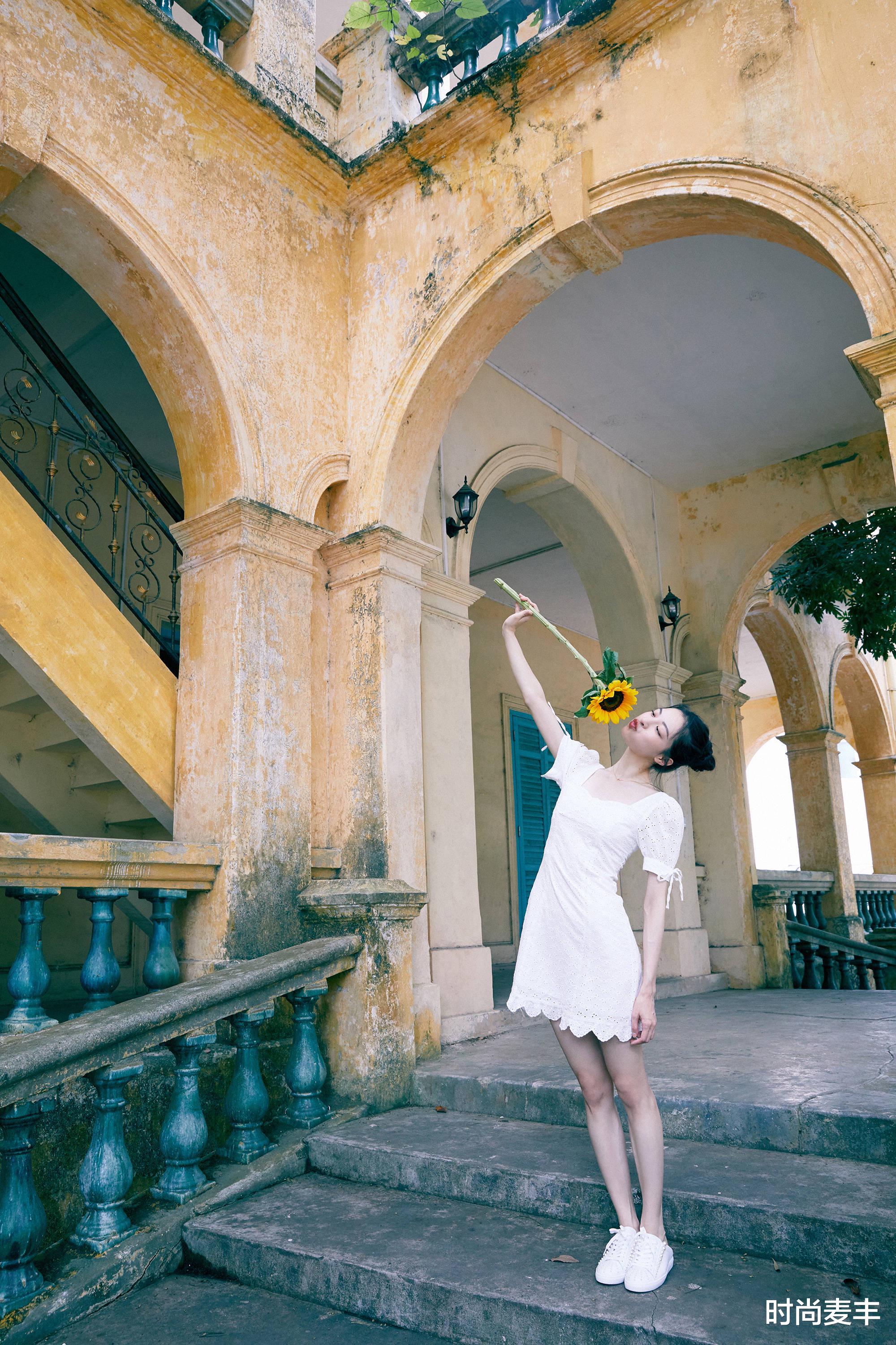 时尚麦丰|钟楚曦最新海边度假写真，白色吊带搭配紫色高腰裙，性感迷人