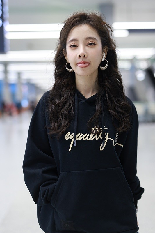 穿衣搭配|冯提莫的身高好“加分”,甜系穿搭真适合小个子女性,甜美减龄