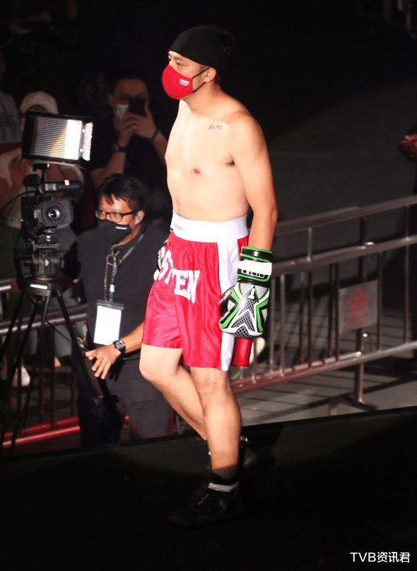 孙俪|全场喝倒彩！英皇解约男星高调返港参加拳赛，被对手打到跪地认输