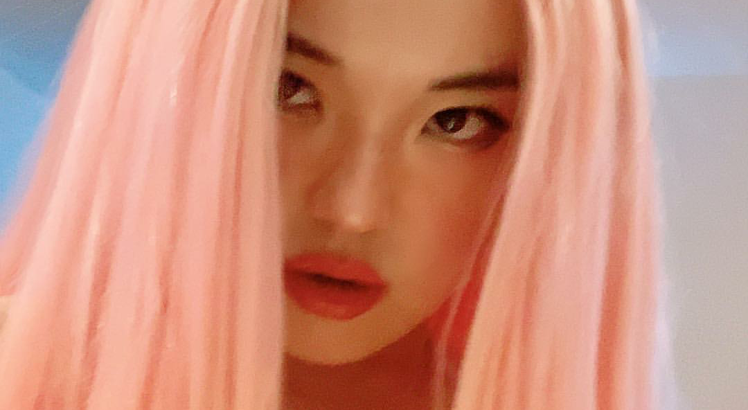 InsDaily|翻版Jennie？这个美女DJ凭“杰尼龟脸”出圈，肉肉身材甜中带辣…