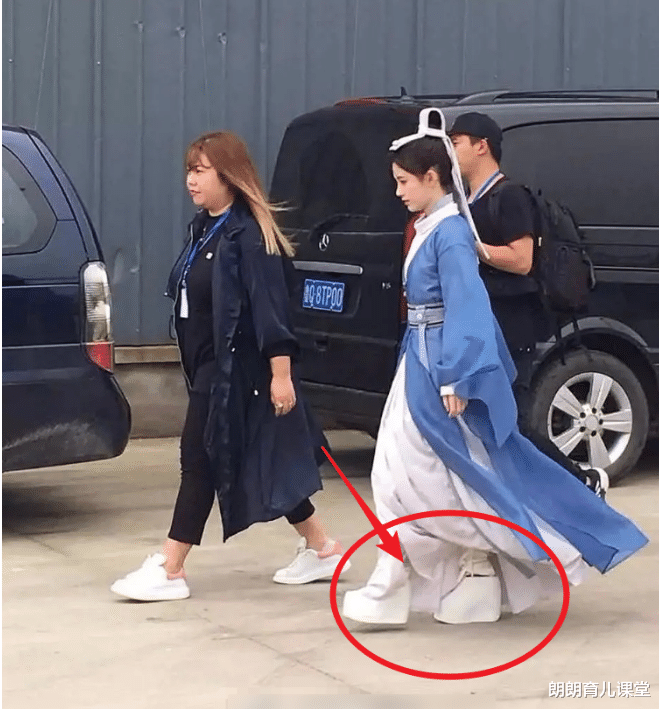 鞠婧祎|鞠婧祎“细腰”上热搜，网友却笑了：脚下“恨天高”暴露了身高