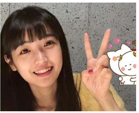 女孩|当年爆红的“剪刀手女孩”，富豪许诺要等她10年，现在还好吗？