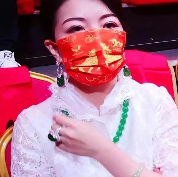 春晚|春晚观众席女富豪身份被扒，网传其佩戴珠宝总价值超六千万