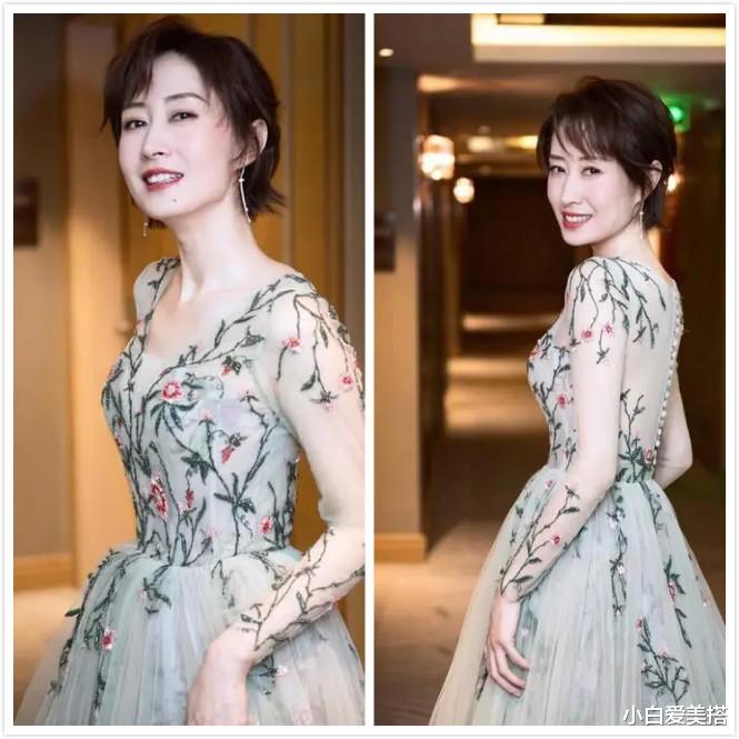 小白爱美搭|刘敏涛真没明星架子，一身紧身长裙好性感，唱歌时小表情太有趣了