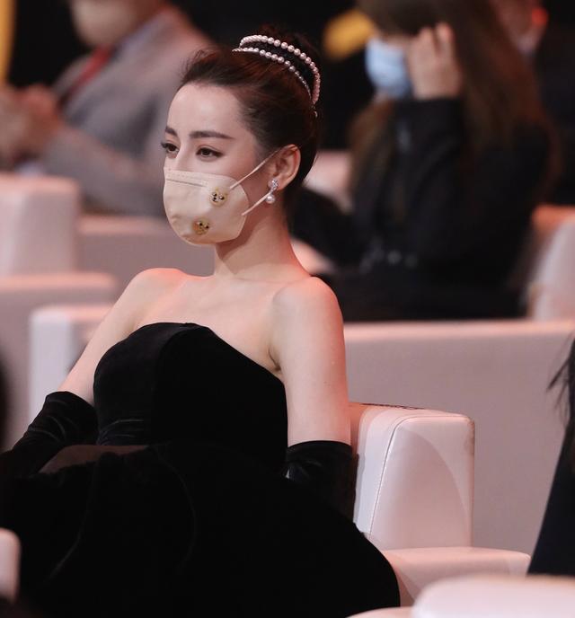 迪丽热巴|迪丽热巴微博之夜再添恋情锤？躲闪李现的搀扶，却主动靠近黄景瑜