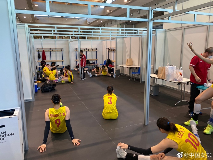 郎平|被中國女排橫掃仍笑開花，泰國弟子找郎平合影，張常寧帶隊坐地上