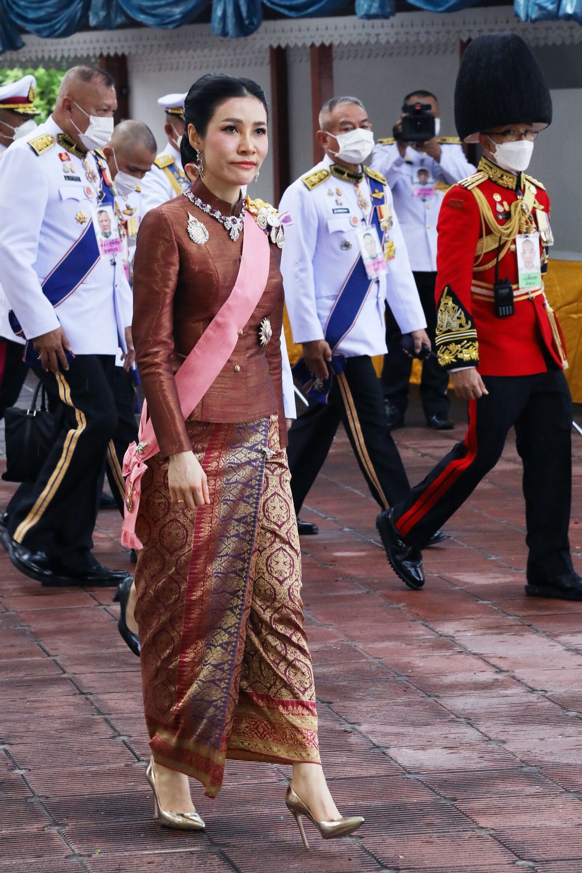 全球时尚风行 诗妮娜懒理帝后秀恩爱！佩戴金口罩贼高贵，梳中分比苏提达都霸气