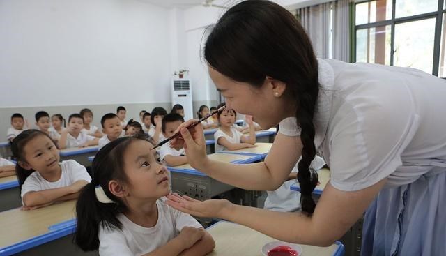 爱红烧肉|班主任工作交流会上,年轻班主任的发言:同事刮目相看,校长表扬