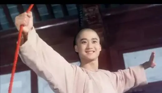 娱乐圈|她曾为嫁入豪门抛弃吴京，脚踏两只豪船翻车，如今沦落成鱼贩子