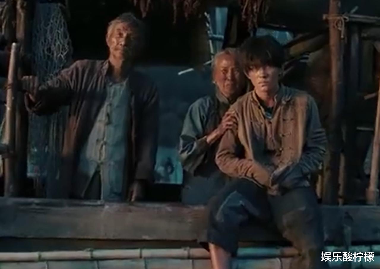 易烊千玺|肤白，假笑，掉帽子，央媒曝光易烊千玺《长津湖》幕后花絮