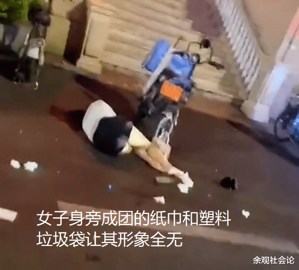 女子深夜醉倒街头,短裙纱衫尽显清凉,身旁纸巾成团让其形象全无