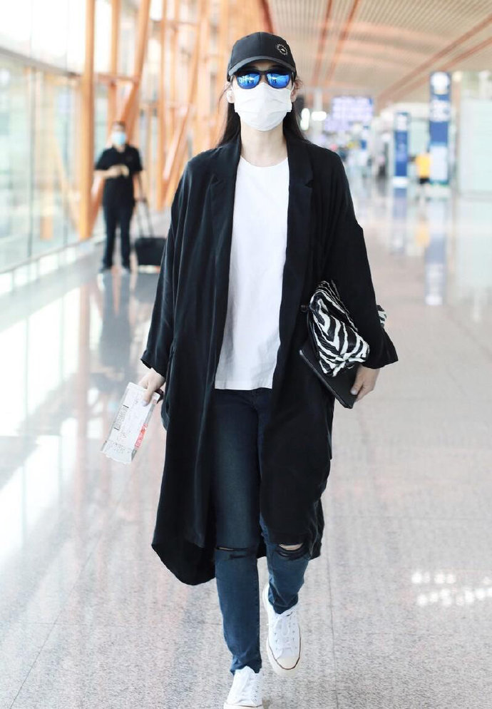 梅婷|梅婷罕见带儿女走机场,儿子胖乎乎但穿得帅气,女儿拉行李真懂事