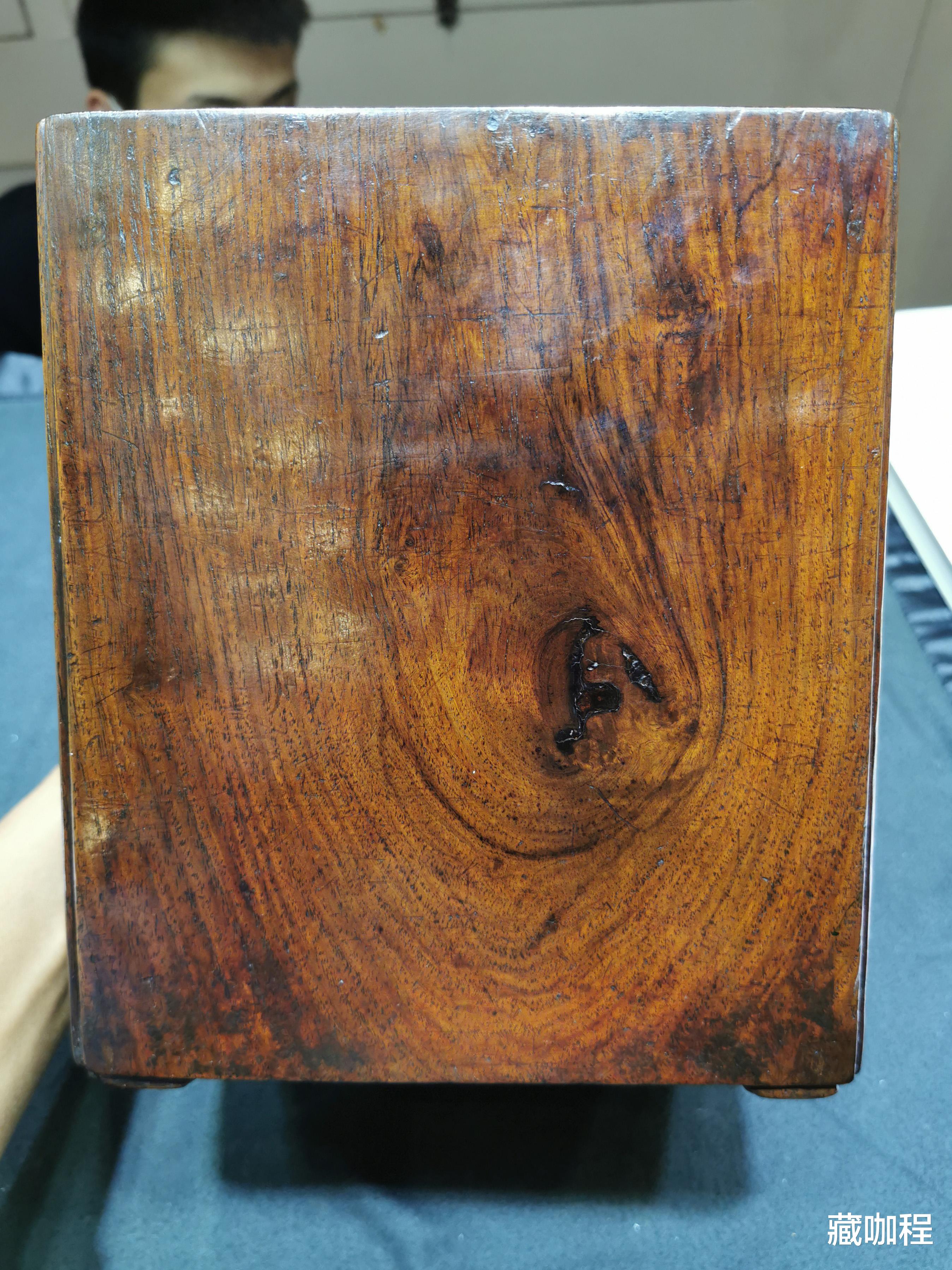 钱币|边长约二十厘米，黄花梨方笔筒贵在哪里？