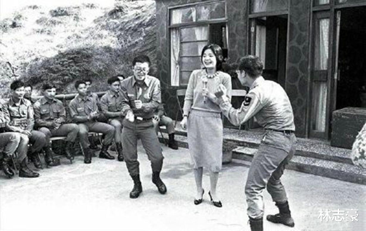 整容|37张明星罕见老照片，认识最后一张的，说明您真老了～