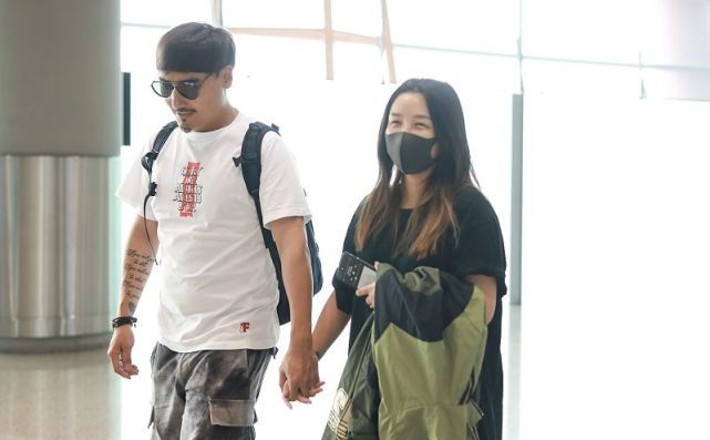 穿衣搭配|何洁和刁磊也太恩爱了，一起发胖还有点萌，看着真登对