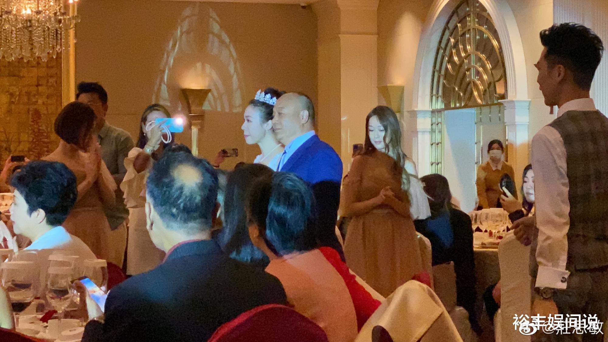 吴志雄|吴志雄嫁女众星云集！86岁“鬼后”罗兰精神好，新娘戴六对龙凤镯