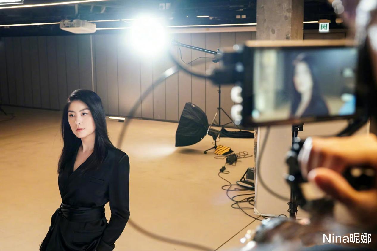 红楼梦|49岁陈慧琳复工上班，穿黑西装配瀑布长发，出道26年状态似小姑娘