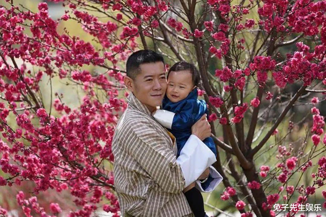 31歲不丹王後主動退讓，為給兒子慶生直面國王，笑容又僵硬又無奈-圖6