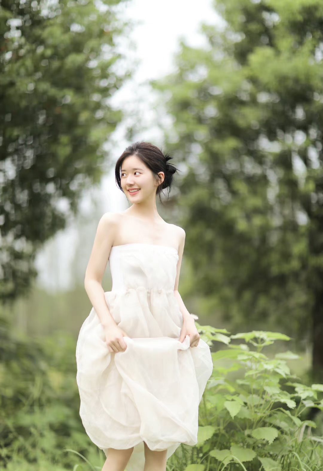 熊猫眼穿搭|森系美女赵露思,白色裙子果真是仙女的代名词