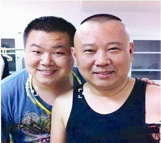 郭德纲|岳云鹏老婆探郭德纲,送一箱茅台几盒月饼走路带风,被赞尊师重道