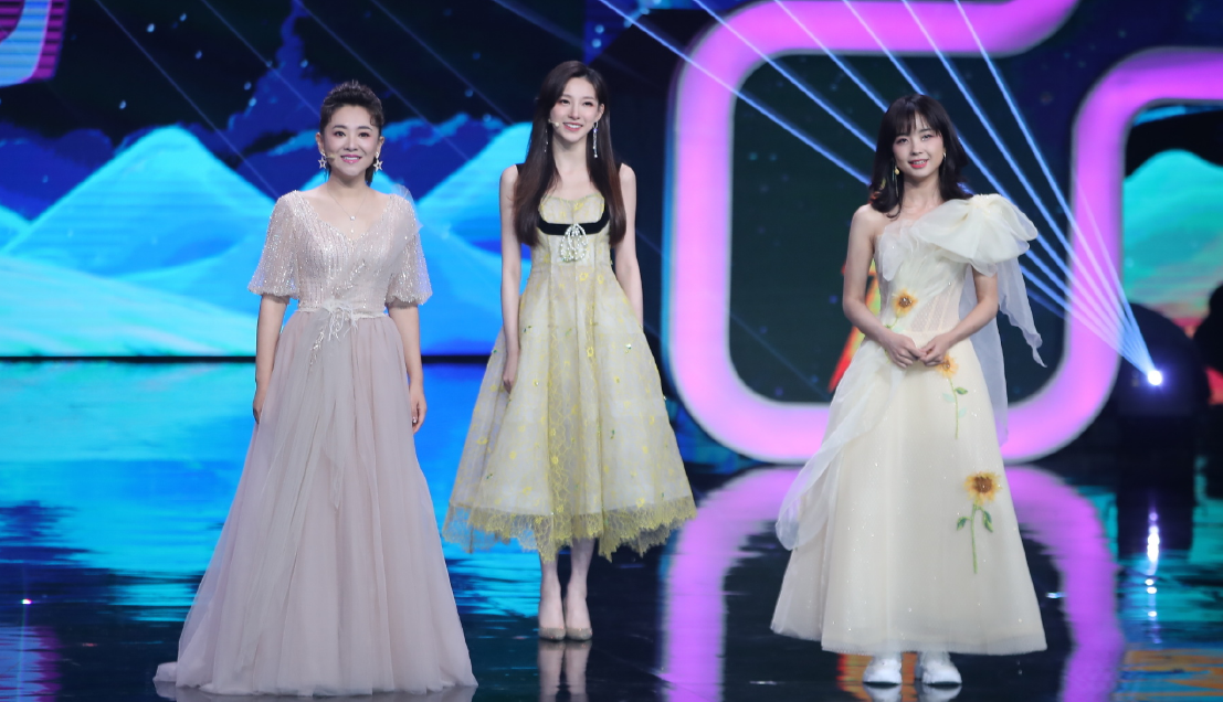 马凡舒|央视美女马凡舒健身照曝光！空中倒立秀蜂腰细腿，身体曲线完美