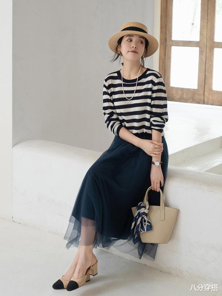 八分穿搭|30+的女性怎么穿才好看，用粗条纹针织衫配薄纱半身裙，高级优雅