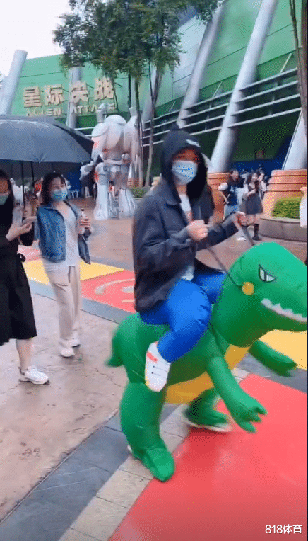 皮! 全红婵羡慕陈艾森骑恐龙装过万圣节, 森哥: 穿上冲400米看谁快