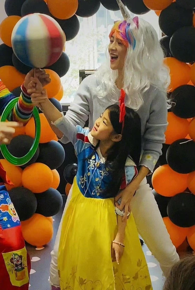 时尚风行派 章子怡高调晒全家福！儿子扮小丑鱼超萌，醒醒穿公主裙比姐姐吸睛