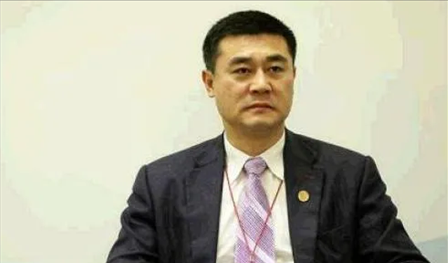 胡小小乖|深圳双面富豪张伟：缔造350亿金控帝国，背后藏枪，沦为阶下囚