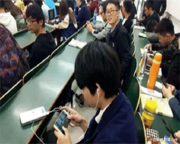 小豆爸爸的育儿经|大学生网购“人体模特”代替自己，只因不想上课，遭全校通报处分