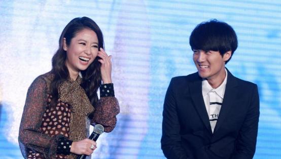 可馨育娃|林心如个头真不矮，穿高跟鞋和吴克群差不多高，穿皮裤也不显腿粗