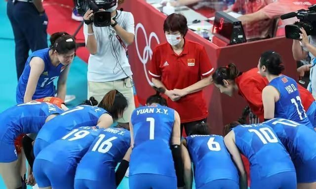 萌听小c姐|泪目！中国女排全体球员给郎平鞠躬致谢，李盈莹等人哭到不能自已