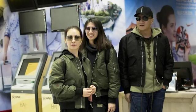 胡军|胡军携妻子女儿出镜，三人同穿机车风夹克服，又酷又养眼