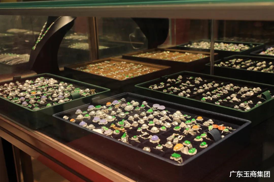 翡翠|翡翠要怎么摆才更吸引人？学到了！