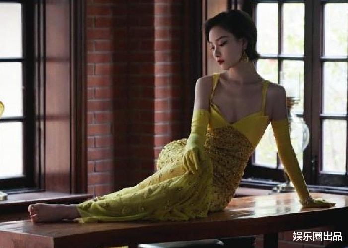 倪妮|倪妮的“桌子大片”火了，光脚出镜惹争议，被质疑博眼球