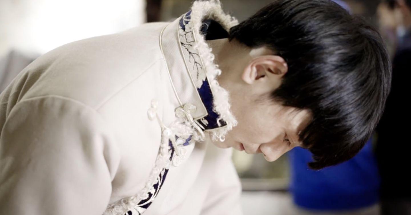 春晚|丁真春晚首秀假唱，调音新歌霸榜，素人命也挡不住帝王运