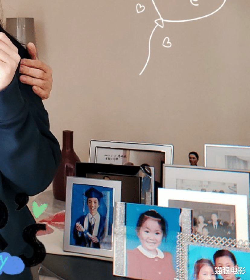 吴京|71岁张艺谋和14岁女儿合影，女儿遗传妈妈美貌，只露眼睛都那么美