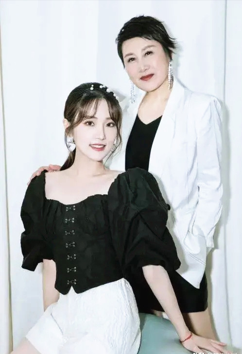 全球时尚号|女儿已经长大,妈妈还未变老,现在流行母女美搭,演绎深情瞬间